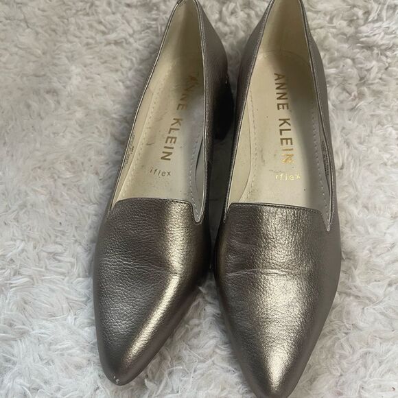 Anne Klein metallic taupe leather slip on shoes 1.5” Block heels SZ8.5M - Picture 3 of 13
